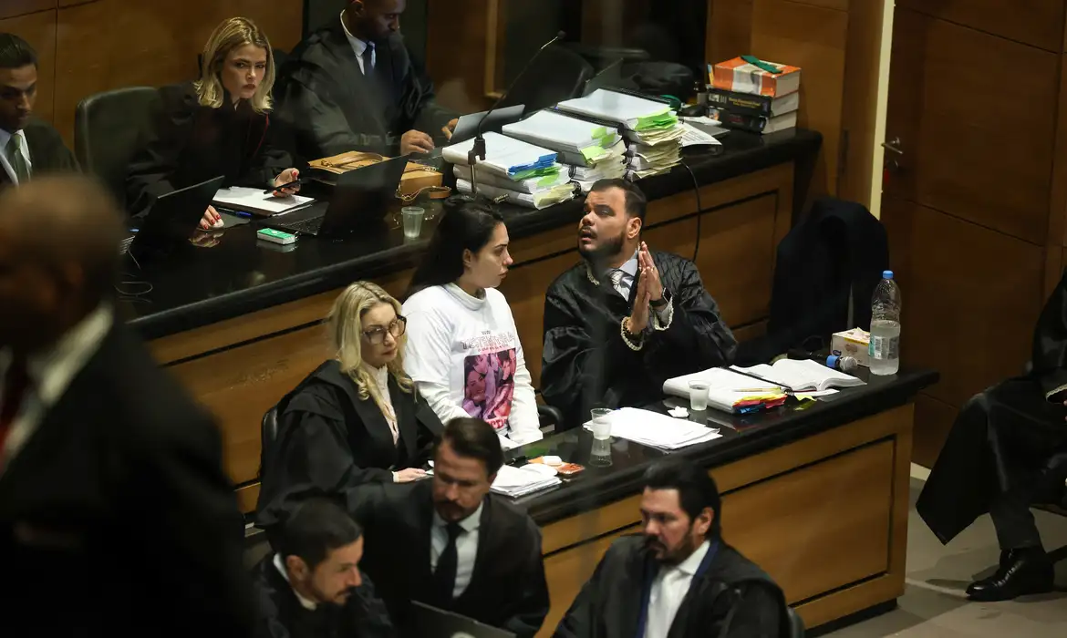 Rio de Janeiro (RJ), 23/03/2026 – A mãe do menino Henry Borel, Monique Medeiros e advogados de defesa durante Tribunal do Júri, no Tribunal de Justiça do Rio de Janeiro, no centro da capital fluminense. Foto: Tomaz Silva/Agência Brasil
