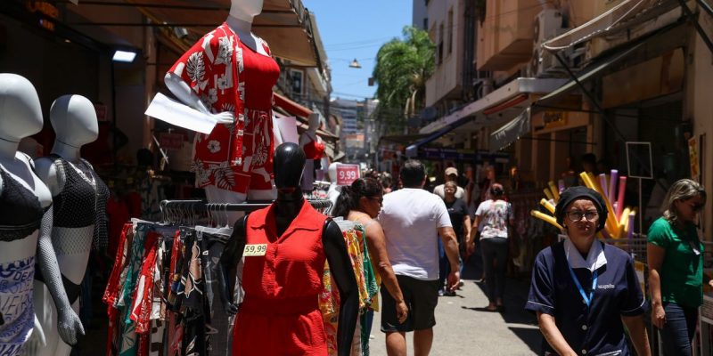 Rio de Janeiro (RJ), 23/12/2025 – Consumidores fazem compras na antevéspera de Natal no Saara, na região central do Rio de Janeiro. Foto: Tomaz Silva/Agência Bras