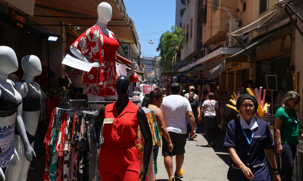 Rio de Janeiro (RJ), 23/12/2025 – Consumidores fazem compras na antevéspera de Natal no Saara, na região central do Rio de Janeiro. Foto: Tomaz Silva/Agência Bras