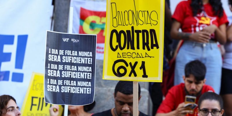 Rio de Janeiro (RJ), 01/05/2025 – Ato do Dia do Trabalhador pede o fim da escala 6x1 e melhores condições de trabalho e renda, na Cinelândia, no centro da capital fluminense. Foto: Tomaz Silva/Agência Brasil