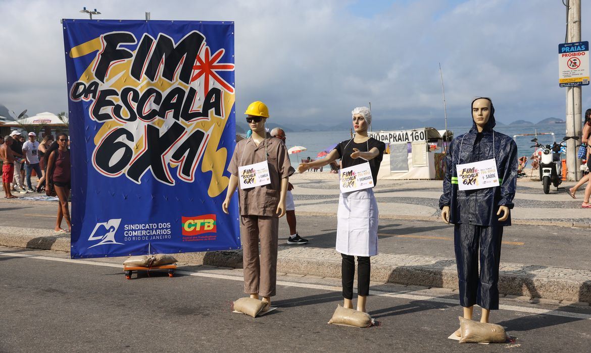 Rio de Janeiro, 01/05/2026 – Ato do 1º de maio no Rio de Janeiro na praia de Copacabana pede fim da escala 6x1, regulamentação dos trabalhadores de aplicativo, combate ao feminicídio e defesa da soberania. Foto: Tomaz Silva/Agência Brasil