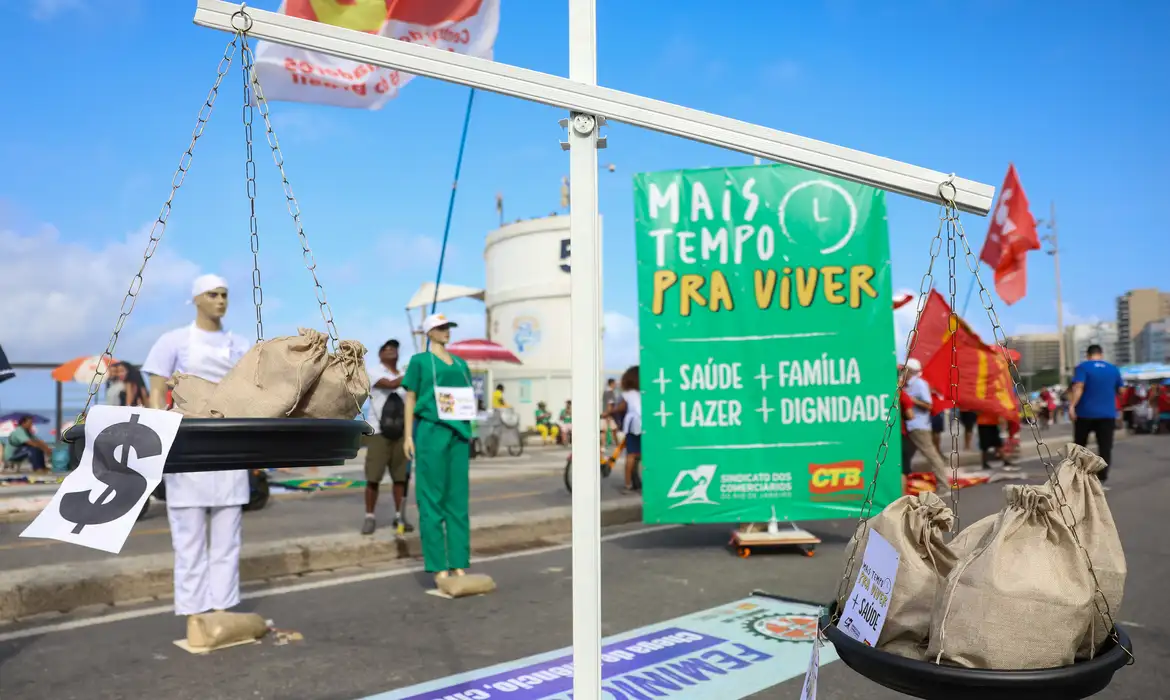 Rio de Janeiro, 01/05/2026 – Ato do 1º de maio no Rio de Janeiro na praia de Copacabana pede fim da escala 6x1, regulamentação dos trabalhadores de aplicativo, combate ao feminicídio e defesa da soberania. Foto: Tomaz Silva/Agência Brasil