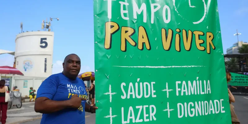 Rio de Janeiro, 01/05/2026 – O supervisor de loja, Leandro Dias Rodrigues durante ato do 1º de maio no Rio de Janeiro na praia de Copacabana pede fim da escala 6x1, regulamentação dos trabalhadores de aplicativo, combate ao feminicídio e defesa da soberania. Foto: Tomaz Silva/Agência Brasil