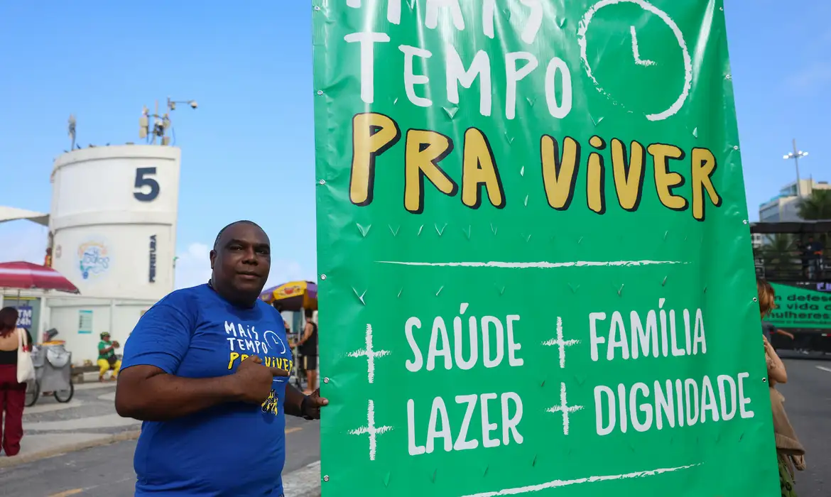 Rio de Janeiro, 01/05/2026 – O supervisor de loja, Leandro Dias Rodrigues durante ato do 1º de maio no Rio de Janeiro na praia de Copacabana pede fim da escala 6x1, regulamentação dos trabalhadores de aplicativo, combate ao feminicídio e defesa da soberania. Foto: Tomaz Silva/Agência Brasil
