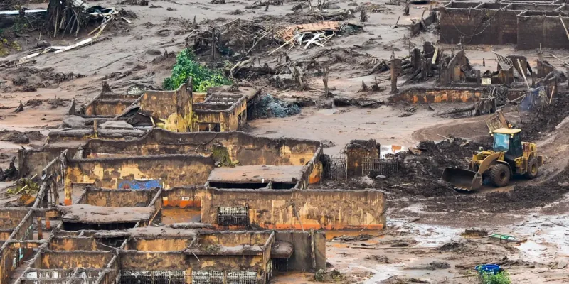 Agência Brasil 30 Anos - Área afetada pelo rompimento de barragem no distrito de Bento Rodrigues, zona rural de Mariana, em Minas Gerais