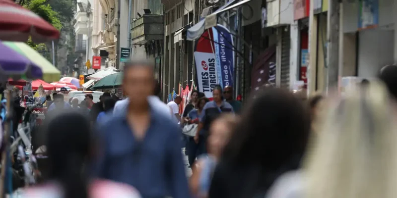 Movimentação de pessoas nas ruas do centro da cidade.