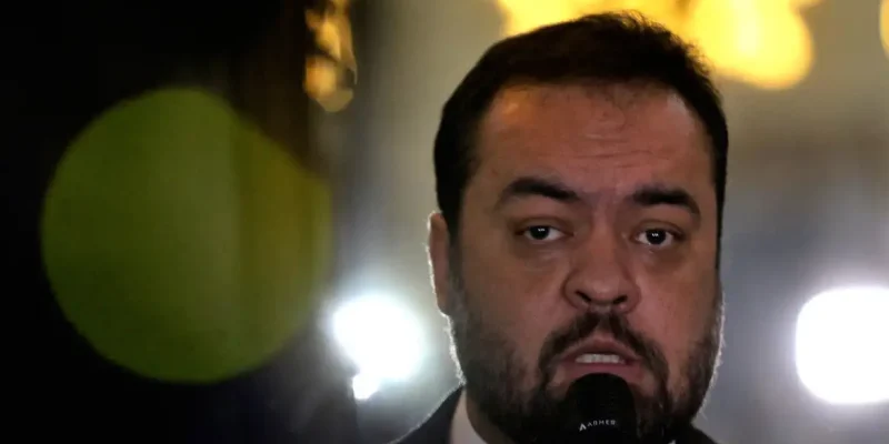 Rio de Janeiro (RJ), 06/10/2023 - O secretário-executivo do ministério da Justiça e Segurança Pública, Ricardo Cappelli, e o governador do Rio de Janeiro, Claudio Castro, falam com a imprensa após reunião no Palácio Guanabara. Foto:Tânia Rêgo/Agência Brasil