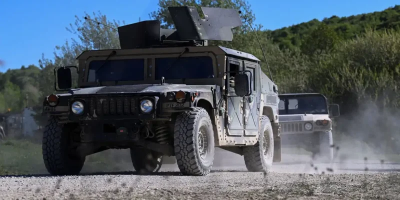 Veículos militares dirigem durante o exercício Combined Resolve do Exército dos EUA nas instalações de treinamento do Exército dos EUA no sul da Alemanha em Hohenfels, Alemanha