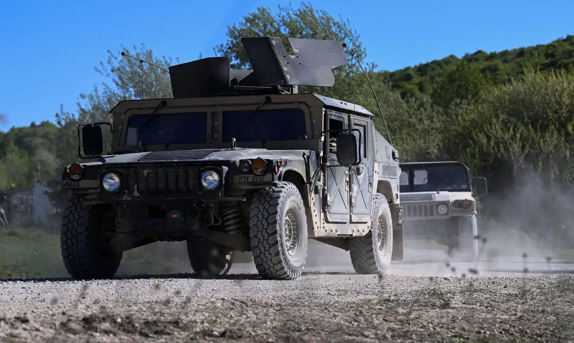 Veículos militares dirigem durante o exercício Combined Resolve do Exército dos EUA nas instalações de treinamento do Exército dos EUA no sul da Alemanha em Hohenfels, Alemanha