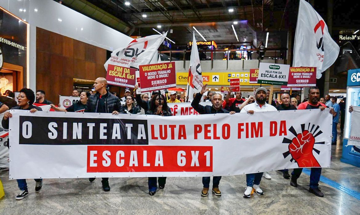 20/05/2026 - São Paulo - Manifestantes fazem ato no Aeroporto de Guarulhos para pedir pelo fim da escala 6x1. Foto: Fabiano Polayna/Siemaco-SP