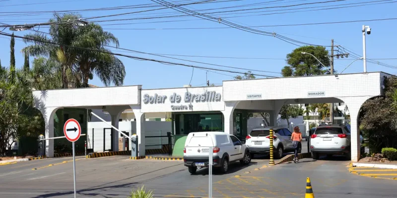 Brasília (DF) 07/08/2025 Fachada do condomínio Solar de Brasília, onde mora e cumpre prisão domiciliar o ex-presidente Jair Bolsonaro.  Foto: Fabio Rodrigues-Pozzebom/ Agência Brasil