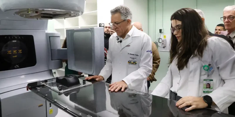 Rio de Janeiro (RJ), 27/06/2026 - O ministro da Saúde, Alexandre Padilha, visita o acelerador linear para a realização de radioterapia, equipamento entregue pelo Programa Agora Tem Especialistas para tratamento oncológico no Hospital Universitário Clementino Fraga Filho - HUCFF, na Cidade Universitária. Foto: Rovena Rosa/Agência Brasil