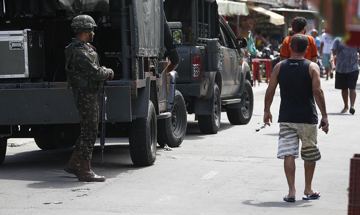 Rio de Janeiro - Exército faz operação no Complexo da Maré, na zona norte do Rio (Tomaz Silva/Agência Brasil)