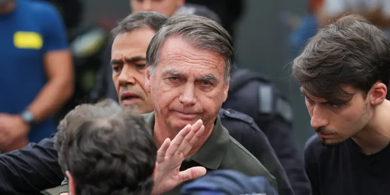 Brasília (DF) 14/09/2025 O ex-presidente Jair Bolsonaro, acompanhado de seu filho, Jair Renan, deixa hospital sob forte esquema de segurança, após passar por  procedimentos.  Foto: Fabio Rodrigues-Pozzebom/ Agência Brasil