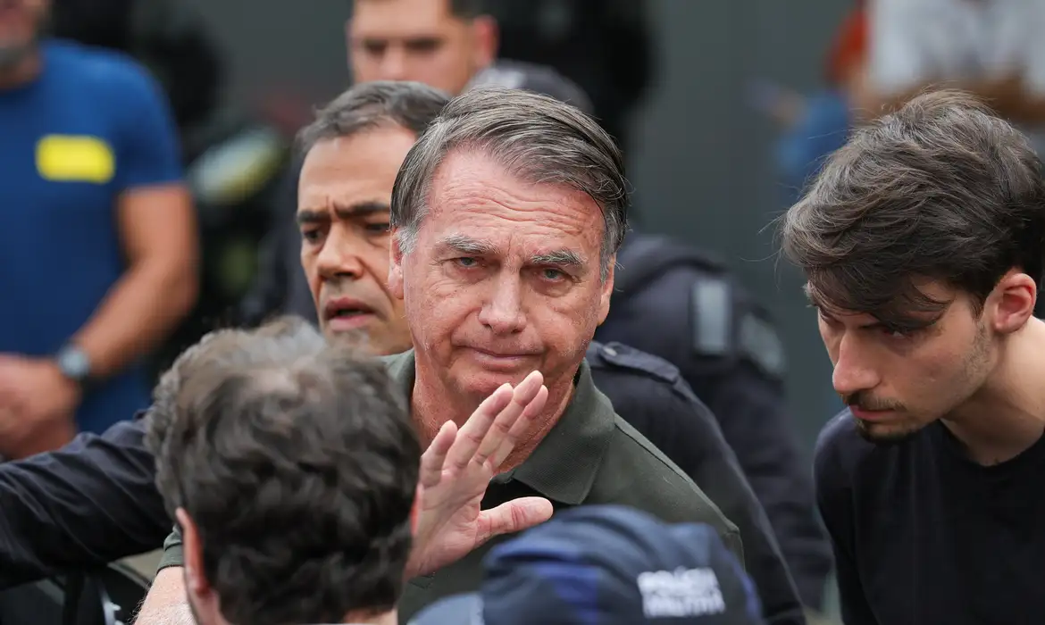 Brasília (DF) 14/09/2025 O ex-presidente Jair Bolsonaro, acompanhado de seu filho, Jair Renan, deixa hospital sob forte esquema de segurança, após passar por  procedimentos.  Foto: Fabio Rodrigues-Pozzebom/ Agência Brasil