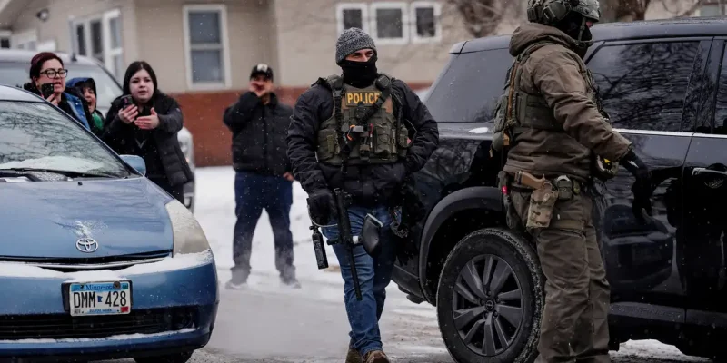 Agentes do ICE durante operação em Minnesota
 18/1/2026     REUTERS/Leah Millis