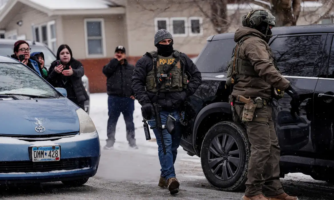 Agentes do ICE durante operação em Minnesota
 18/1/2026     REUTERS/Leah Millis