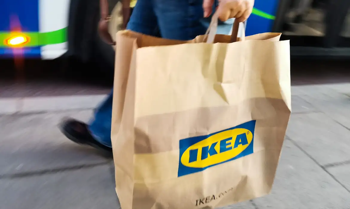 A customer with IKEA paper bag in Krakow, Poland on February 26th, 2026.   (Photo by Beata Zawrzel/NurPhoto)NO USE FRANCE embalagens sustentáveis. embalagem sustentável
