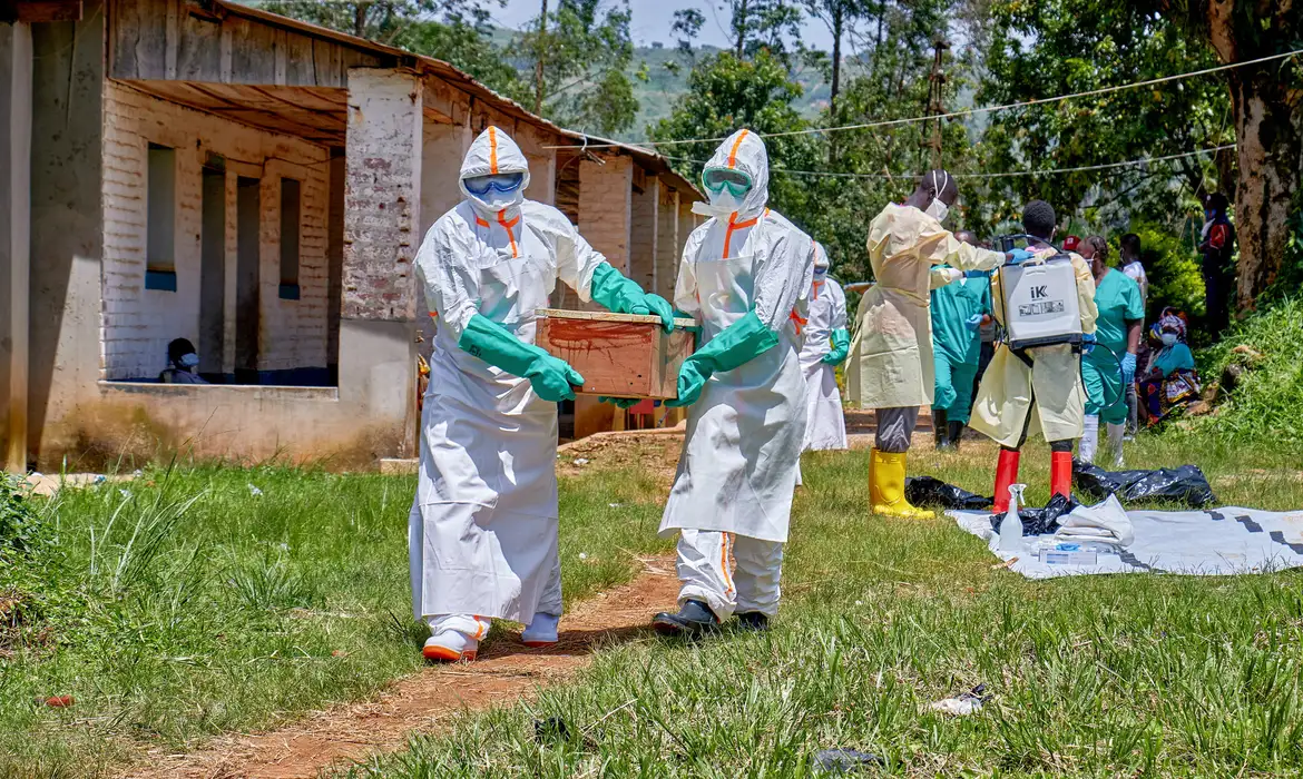 Red Cross workers wearing personal protective equipment (PPE) carry a coffin with the dead body of a child who died of Ebola, as aid agencies intensify efforts to contain a new Ebola outbreak involving the Bundibugyo strain in Mongbwalu, Djugu Territory, Ituri province, Democratic Republic of Congo, May 24, 2026. The child's parents remain at the isolation centre at the Mongbwalu General Referral Hospital. REUTERS/Gradel Muyisa Mumbere