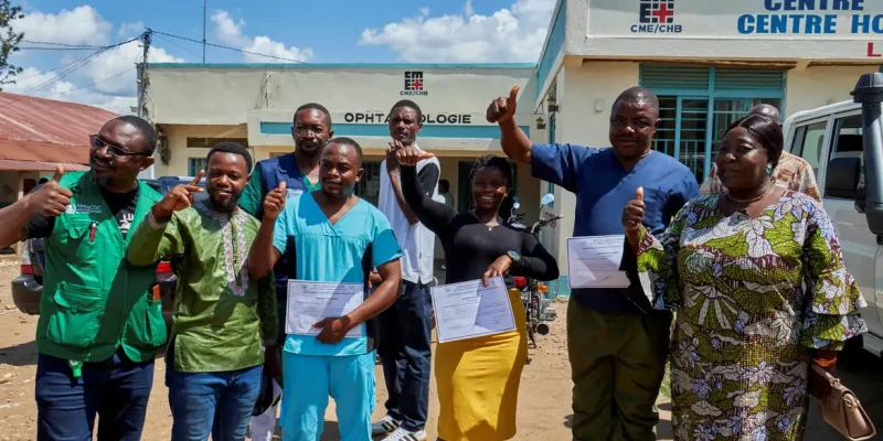 Profissionais de saúde congoleses que se recuperaram do vírus Ebola em Bunia
 31 de maio de 2026   REUTERS/Gradel Muyisa Mumbere