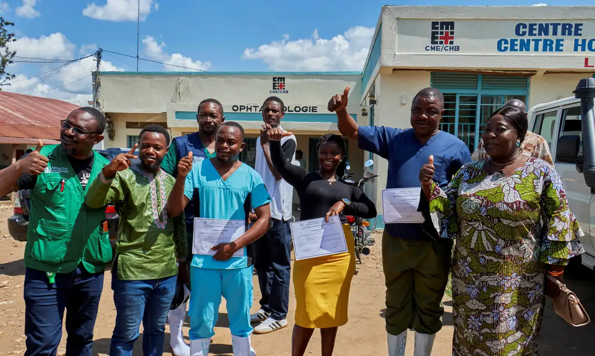 Profissionais de saúde congoleses que se recuperaram do vírus Ebola em Bunia
 31 de maio de 2026   REUTERS/Gradel Muyisa Mumbere