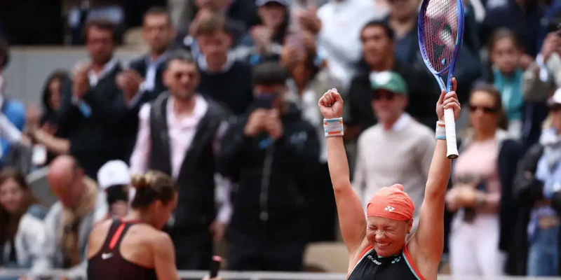 Diana Shnaider celebra após vencer Sabalenka no Aberto da França
 3 de junho de 2026    REUTERS/Guglielmo Mangiapane