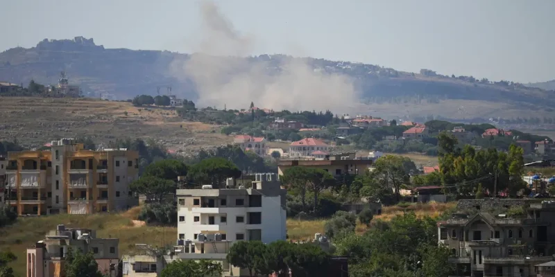 Fumaça após ataque israelense em Nabatieh, no Líbano
 15 de junho de 2026    REUTERS/Stringer