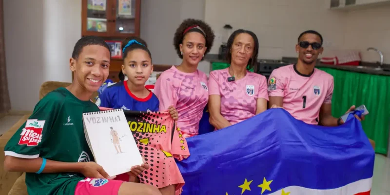 Ana Candida Evora, mãe do goleiro cabo-verdiano Vozinha, posa para uma foto com outros membros da família durante uma entrevista à Reuters, em sua casa no Mindelo, em São Vicente, Cabo Verde
16 de junho de 2026
REUTERS/Davidson Alves