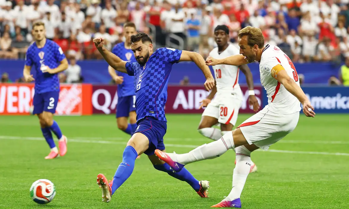 Soccer Football - FIFA World Cup 2026 - Group L - England v Croatia - Dallas Stadium, Arlington, Texas, U.S. - June 17, 2026 England's Harry Kane shoots at goal under pressure from Croatia's Josip Sutalo REUTERS/Kai Pfaffenbach
