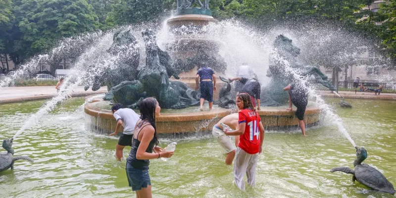 Young people cool off in the Fontaine de l'Observatoire fountain as temperatures rise in Paris and a heatwave hits a large part of France, June 18, 2026. REUTERS/Abdul Saboor