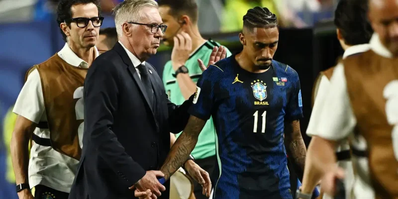 Soccer Football - FIFA World Cup 2026 - Group C - Brazil v Haiti - Philadelphia Stadium, Philadelphia, Pennsylvania, U.S. - June 19, 2026 Brazil coach Carlo Ancelotti consoles Raphinha as he walks off the pitch after sustaining an injury REUTERS/Dylan Martinez