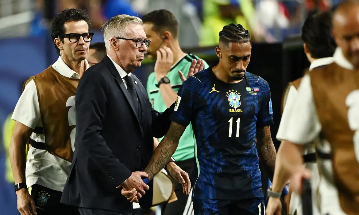 Soccer Football - FIFA World Cup 2026 - Group C - Brazil v Haiti - Philadelphia Stadium, Philadelphia, Pennsylvania, U.S. - June 19, 2026 Brazil coach Carlo Ancelotti consoles Raphinha as he walks off the pitch after sustaining an injury REUTERS/Dylan Martinez