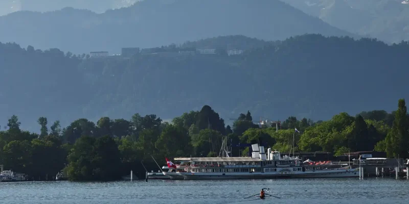 O resort Buergenstock, em Obbuergen, onde poderiam ocorrer possíveis negociações entre as delegações dos EUA e do Irã após a assinatura, pelos presidentes dos dois países, de um acordo provisório com o objetivo de pôr fim à guerra, visto de Lucerna, na Suíça
19 de junho de 2026
REUTERS/Denis Balibouse