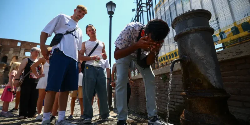 Uma pessoa se refresca em uma fonte pública próxima ao Coliseu durante uma onda de calor em Roma
20 de junho de 2026
REUTERS/Guglielmo Mangiapane