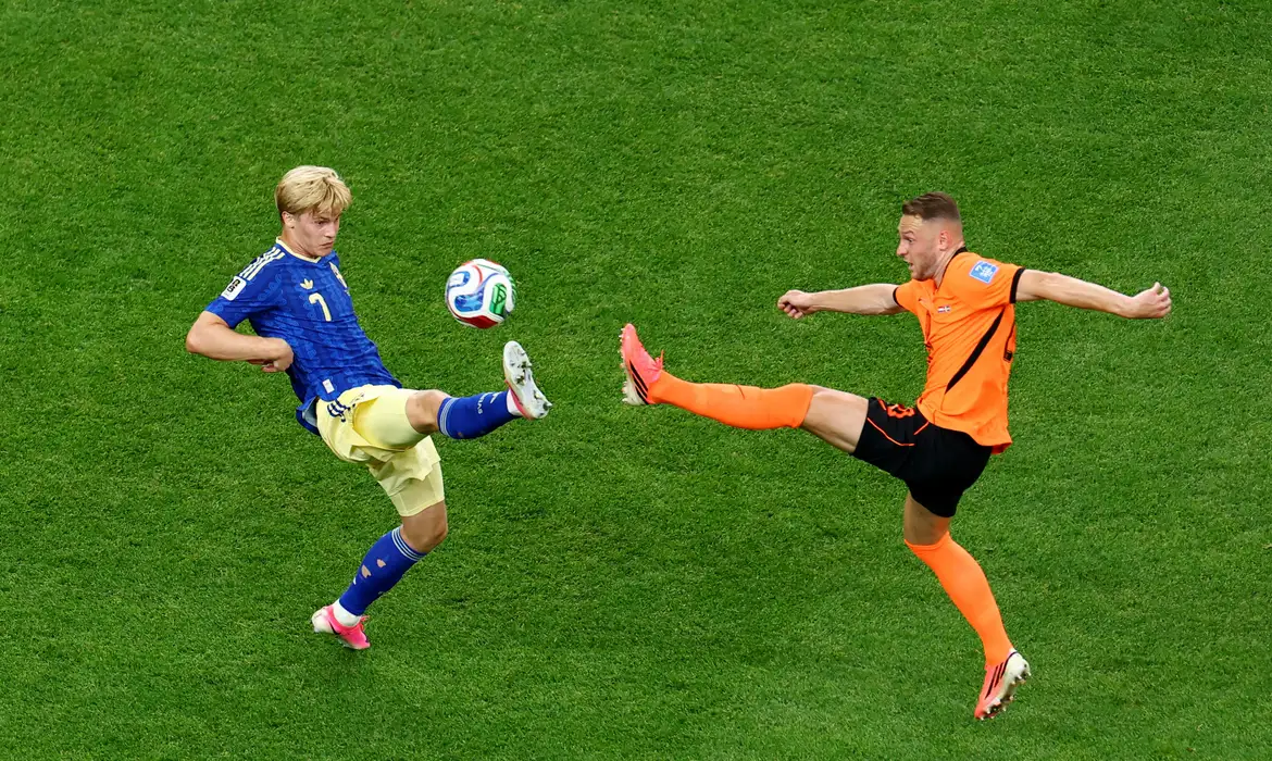 Soccer Football - FIFA World Cup 2026 - Group F - Netherlands v Sweden - Houston Stadium, Houston, Texas, U.S. - June 20, 2026
Sweden's Lucas Bergvall in action with Netherlands' Teun Koopmeiners REUTERS/Pedro Nunes