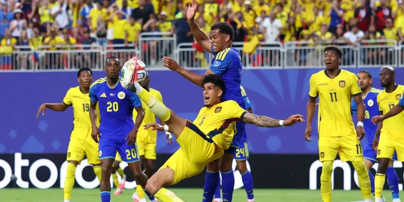 Soccer Football - FIFA World Cup 2026 - Group E - Ecuador v Curacao - Kansas City Stadium, Kansas City, Missouri, U.S. - June 20, 2026 Ecuador's Piero Hincapie in action with Curacao's Jurien Gaari REUTERS/Hannah Mckay     TPX IMAGES OF THE DAY