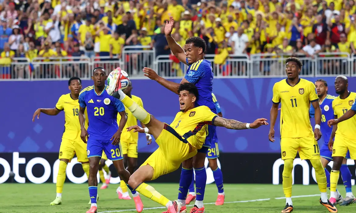 Soccer Football - FIFA World Cup 2026 - Group E - Ecuador v Curacao - Kansas City Stadium, Kansas City, Missouri, U.S. - June 20, 2026 Ecuador's Piero Hincapie in action with Curacao's Jurien Gaari REUTERS/Hannah Mckay     TPX IMAGES OF THE DAY
