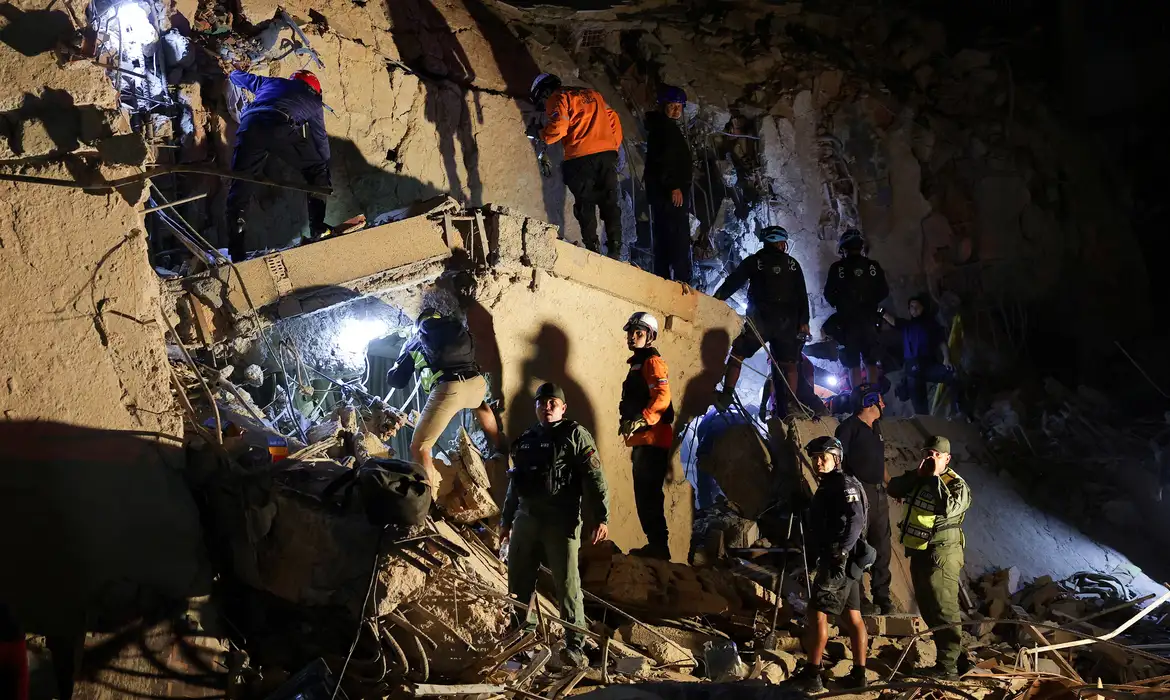 Emergency services work at the site of a collapsed building after earthquakes hit the country, in Caracas, Venezuela, June 24, 2026. REUTERS/Gaby Oraa