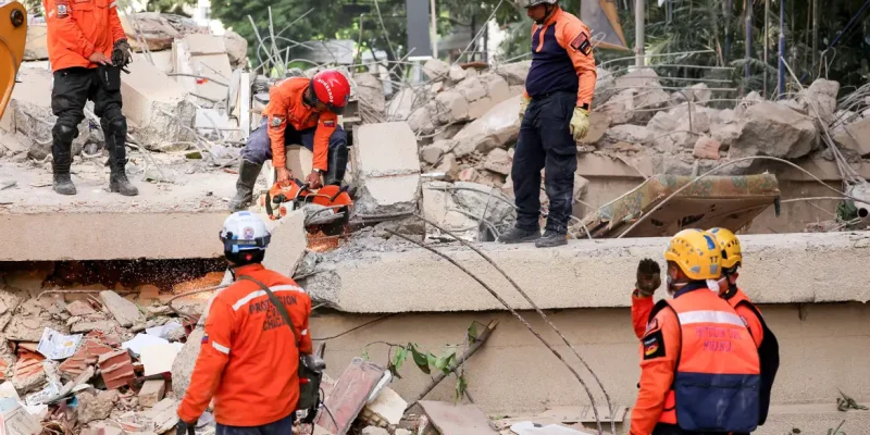 Emergency services work at the site of a collapsed building after earthquakes hit the country, in Caracas, Venezuela, June 25, 2026. REUTERS/Leonardo Fernandez Viloria