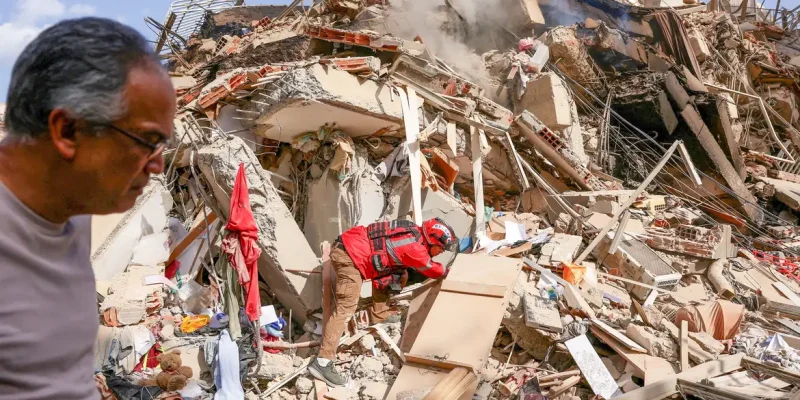 Juan Carlos Gomez, firefighter from Caracas, looks for his sister, Katiuska Hernandez, and nephew Brett Roude, amid the rubble of a building, after earthquakes hit the country, in La Guaira, Venezuela, June 25, 2026. REUTERS/Gaby Oraa
