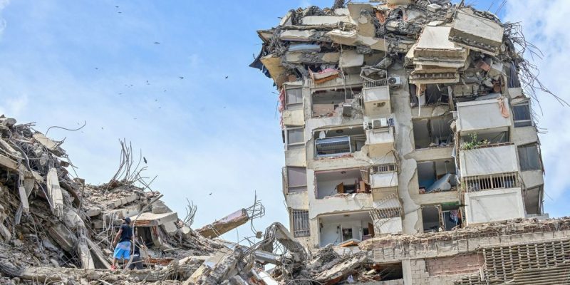 People search for casualties amid the rubble of collapsed buildings, in the aftermath of earthquakes in La Guaira, Venezuela, June 25, 2026. REUTERS/Maxwell Briceno      TPX IMAGES OF THE DAY