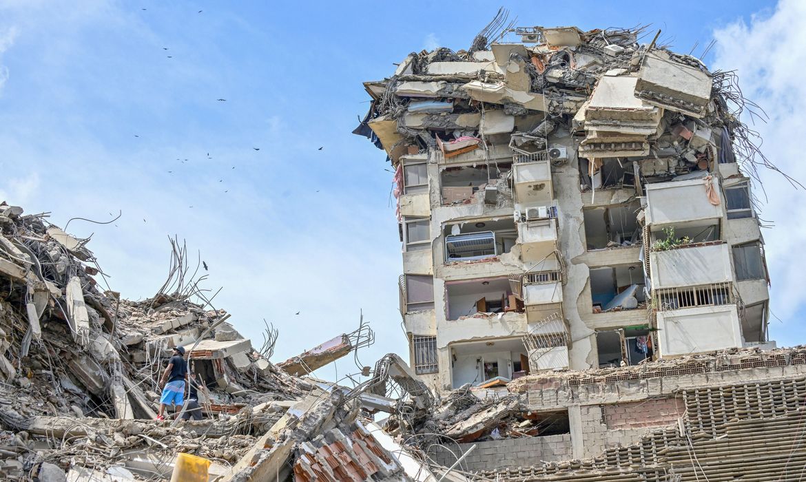 People search for casualties amid the rubble of collapsed buildings, in the aftermath of earthquakes in La Guaira, Venezuela, June 25, 2026. REUTERS/Maxwell Briceno      TPX IMAGES OF THE DAY