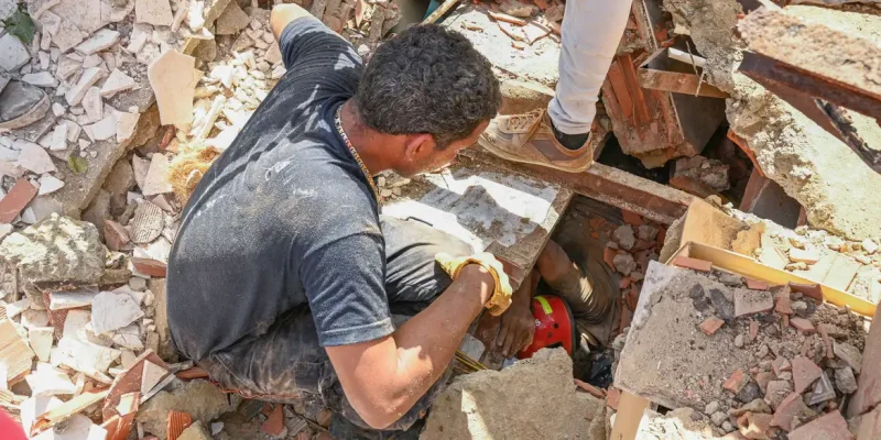 People work to rescue a man trapped under the rubble of a collapsed building, in the aftermath of earthquakes in La Guaira, Venezuela, June 25, 2026. REUTERS/Maxwell Briceno