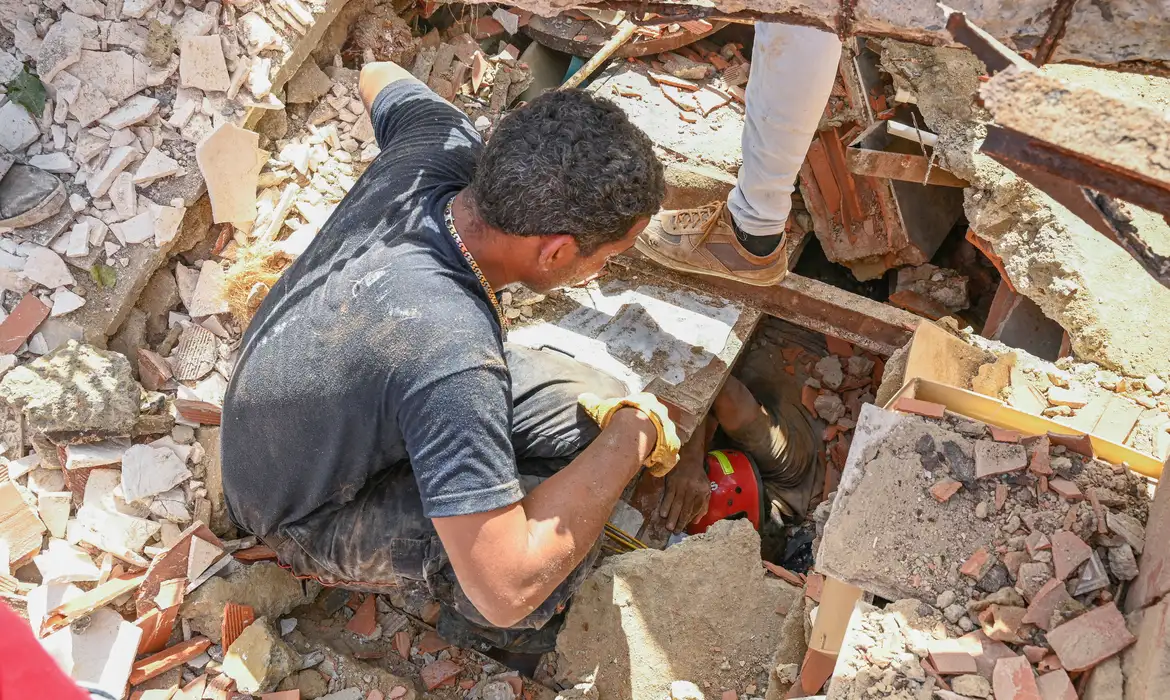 People work to rescue a man trapped under the rubble of a collapsed building, in the aftermath of earthquakes in La Guaira, Venezuela, June 25, 2026. REUTERS/Maxwell Briceno