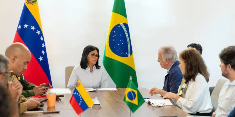 Caracas, 30/06/2026 -  O Ministro da Defesa, José Mucio Monteiro, esteve em La Guaira e em Caracas, capital da Venezuela, onde se reuniu com a presidenta encarregada do país, Delcy Rodríguez, para coordenar o reforço do apoio humanitário do Brasil após os terremotos que atingiram a região na última semana. Foto: Ministério da Defesa/Divulgação