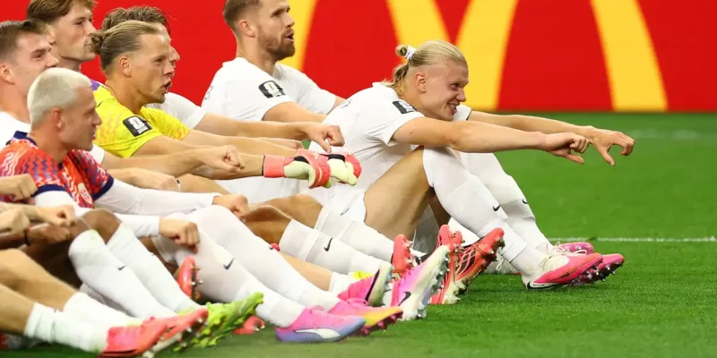Soccer Football - FIFA World Cup 2026 - Round of 32 - Ivory Coast v Norway - Dallas Stadium, Arlington, Texas, U.S. - June 30, 2026 Norway's Erling Haaland celebrates with teammates as they perform the 'Viking Row' celebration after the match REUTERS/Hannah Mckay     TPX IMAGES OF THE DAY