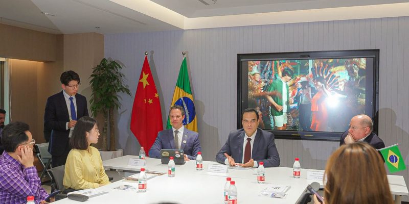 China - 01/06/2026 - No primeiro compromisso da visita oficial a Pequim, o Ministro Mauro Vieira foi recebido hoje no Grande Salão do Povo pelo Vice-Presidente da China, Han Zheng. Foto: Vice-Presidência da China/MRE
