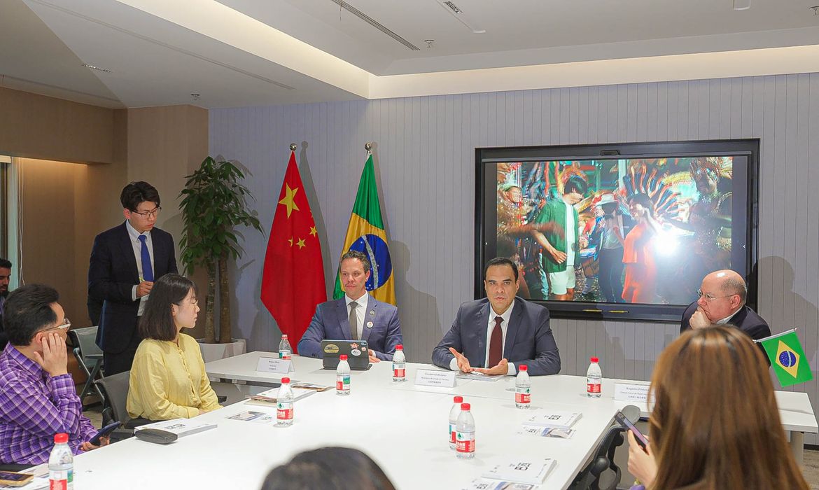 China - 01/06/2026 - No primeiro compromisso da visita oficial a Pequim, o Ministro Mauro Vieira foi recebido hoje no Grande Salão do Povo pelo Vice-Presidente da China, Han Zheng. Foto: Vice-Presidência da China/MRE