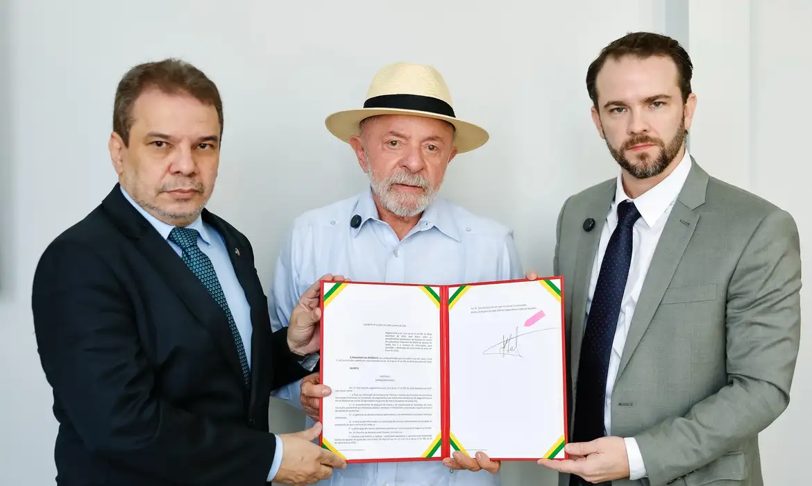 19.06.2026 - Presidente da República, Luiz Inácio Lula da Silva, durante assinatura do Decreto nº 13.033/2026, que garante o bloqueio de recursos de operadoras irregulares de apostas. Brasília - DF.
 
Foto: Ricardo Stuckert / PR