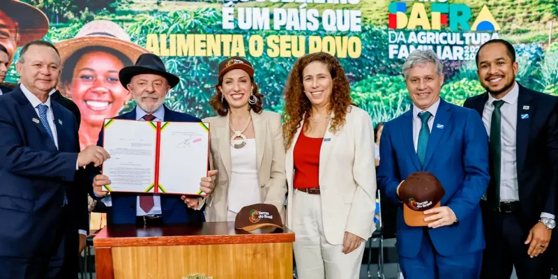 Presidente da República, Luiz Inácio Lula da Silva, e ministra do Desenvolvimento Agrário e Agricultura Familiar (MDA), Fernanda Machiaveli, durante a Cerimônia de Lançamento do Plano Safra da Agricultura Familiar, no Palácio do Planalto, Brasília-DF.